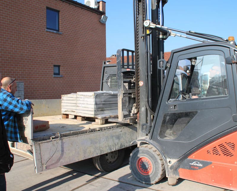 Transpalette déchargeant un camion